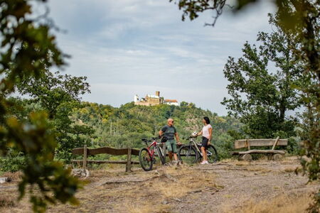 Fahrradfahrer vor der Wartburg