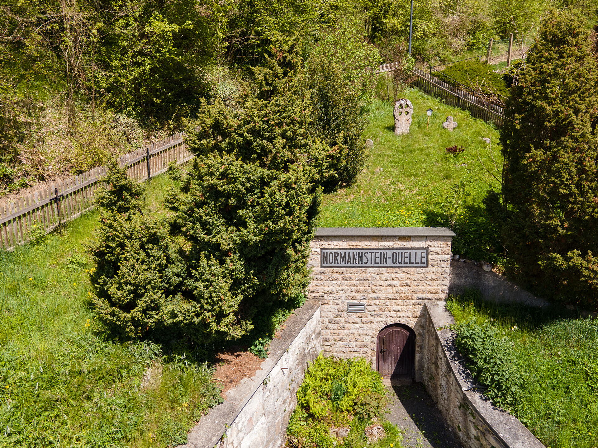 Am Fuße des Burgberges sprudelt seit Jahr und Tag gutes Quellwasser an die Erdoberfläche.