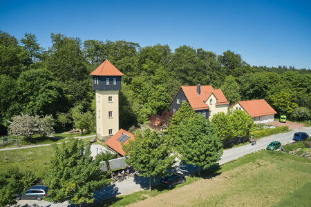 Das Naturparkzentrum Fürstenhagen mit markantem Wasserturm aus der Vogelperspektive
