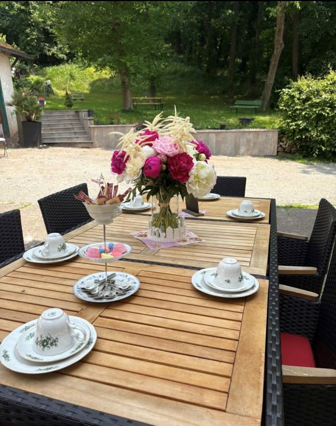 gedeckter Tisch im Sonntags-Café Treffurt