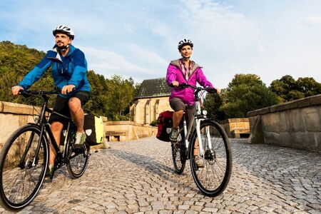Werratal-Radweg in Thüringen: Werrabrücke bei Creuzburg mit der Liboriuskapelle im Hintergrund.