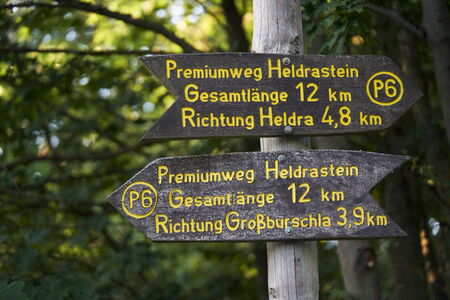 Wegweiser vom Premiumwanderweg P6 auf dem Heldrastein
